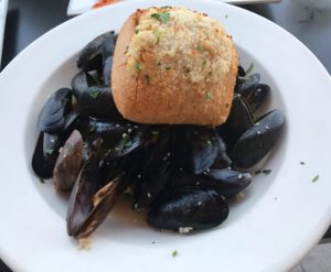 Mussels with white wine and garlic