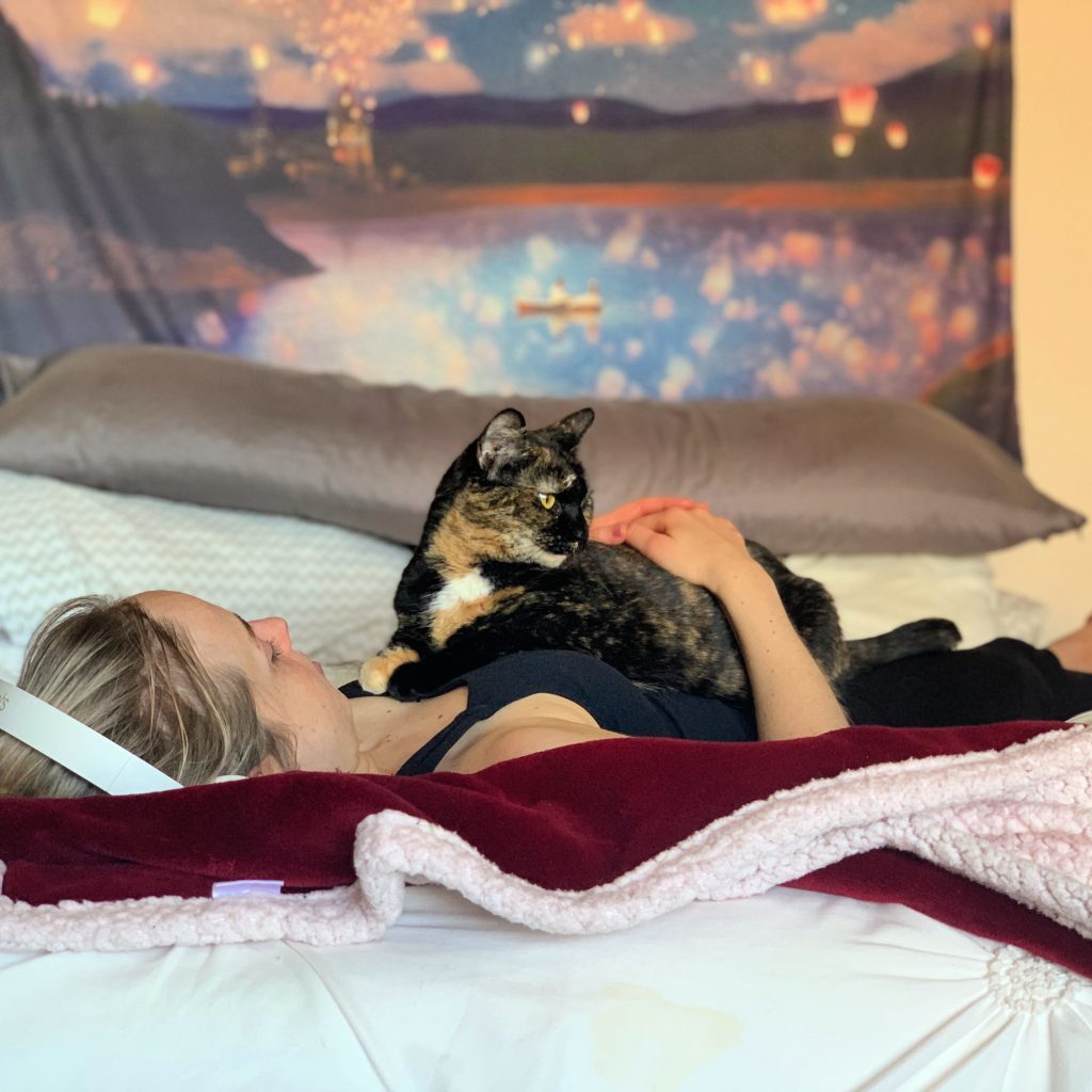 girl-and-cat-meditating